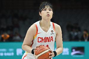 被针对了？中国女篮首节被怒吹8次犯规 李月汝不到3分钟被吹3犯