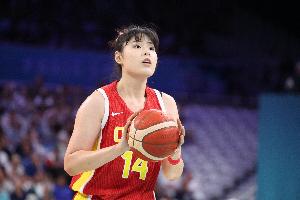效率不俗！李月汝出战16分21秒 5投3中&三分2中1拿到9分4板1助1帽