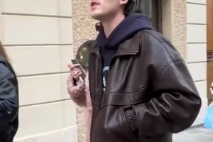 这么随便吗？主教练掷界外球，所有人当无事一样继续踢球