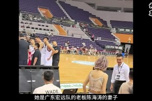 CBA最美老板娘，背部纹身很有个性！