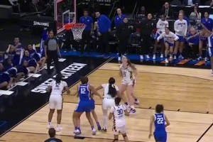 真幸运！NCAA女篮的绝杀也很帅！在篮筐上刷两秒还是进了