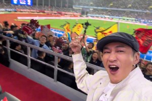 霸王来了！何润东观战苏超宿迁队比赛，和球迷合影